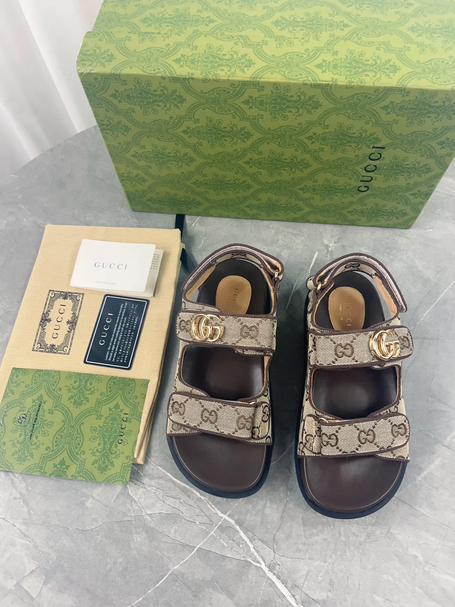👟👟Ex-factory price 520👟👟 2024 Gucci presbyopic fabric sandals, Gucci special presbyopic canvas fabric with double G metal buckle, fabric: double G presbyopic/imported cowhide, lining: cow lining, outsole: rubber outsole, size: 35-42